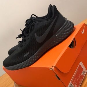 Women’s Nike Revolution 5